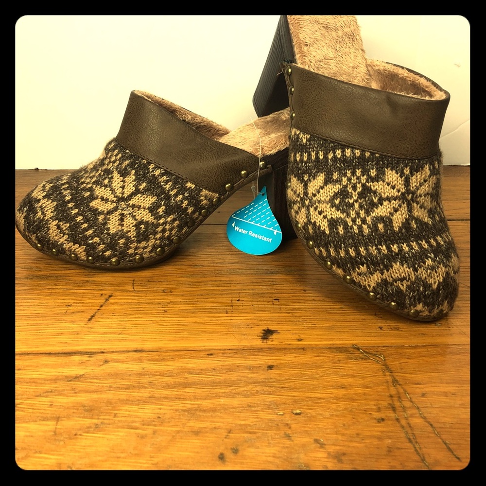 Size 10 MUK LUKS CLOGS